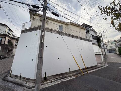 建物外観と接道の様子