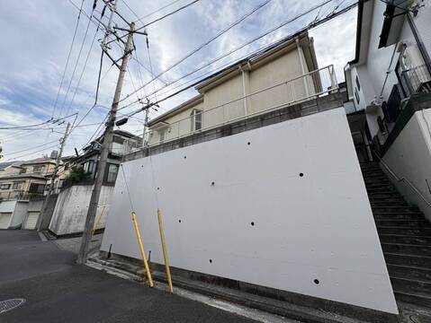 建物外観と前面道路の様子