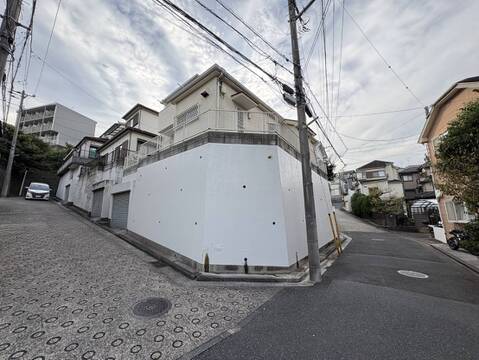 住宅街の角地に建つ戸建て外観