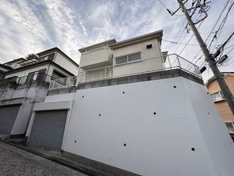 白い外壁の戸建て住宅と車庫