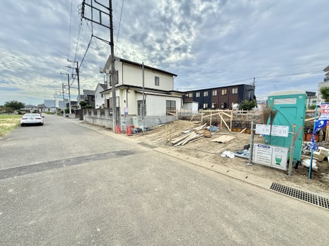 建物前の道路と周辺の街並み