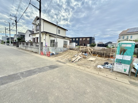 建物前の道路と周辺の街並み