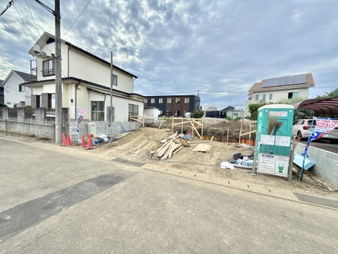 建築中の建物と前面道路の様子