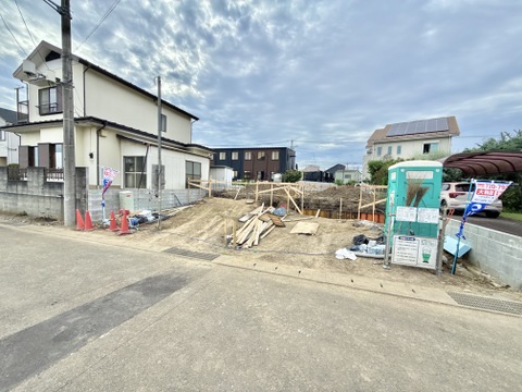 建築中の建物と周辺道路の様子