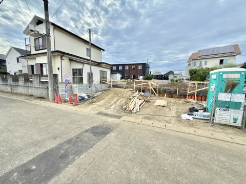 建築中の建物と資材置き場がある周辺道路
