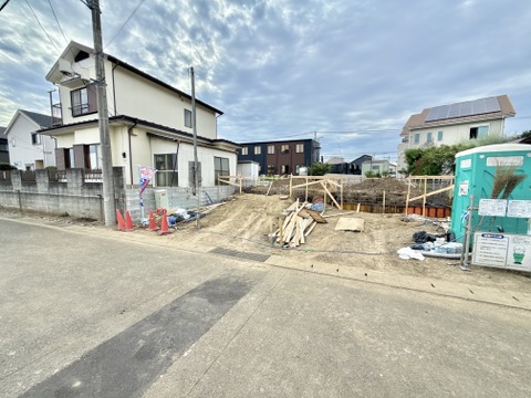 建物前の道路と工事中の敷地
