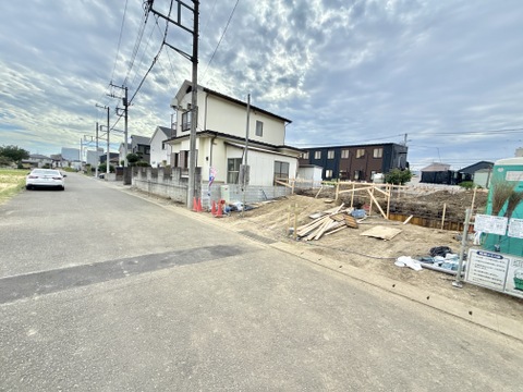 建物周辺の道路と敷地の様子