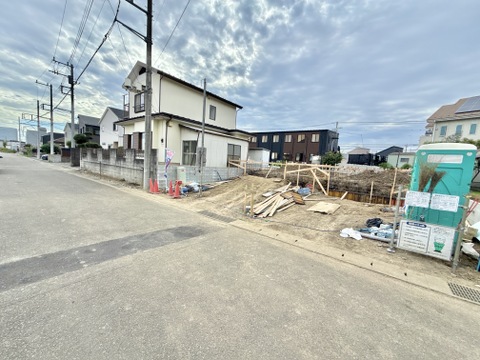 建物周辺の道路と空き地の様子