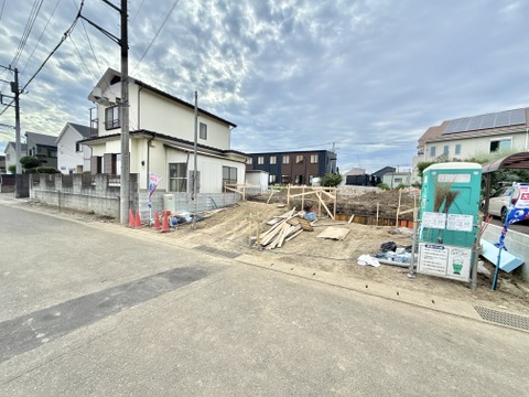 建物と周辺道路、工事中の区画が見える外観
