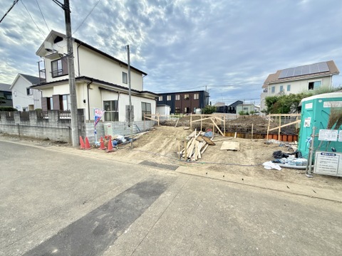 建物周辺の道路と空き地の様子
