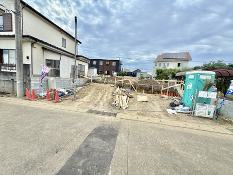 建物周辺の道路と更地の様子