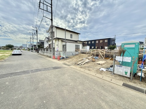 建物周辺の道路と敷地の様子
