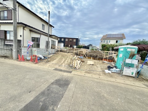 建築中の建物と資材が見える敷地周辺
