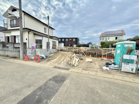 建築中の戸建てと周辺の街並み