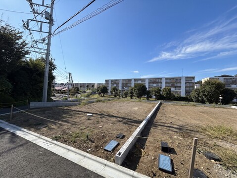 建築中の区画と前面道路の様子