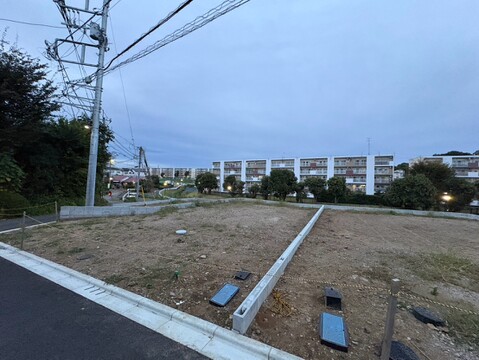 整備中の更地と周辺の住宅