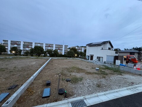 建築中の戸建てと整備中の前面道路