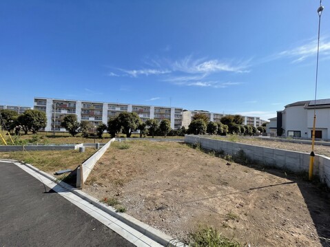 整備中の区画と周辺の建物が見える土地