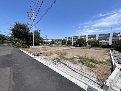 整備中の更地と前面道路の様子