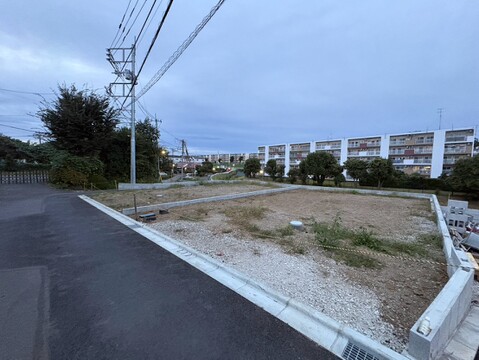 前面道路と整備前の区画を望む周辺風景