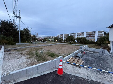 建築中の区画と前面道路の様子