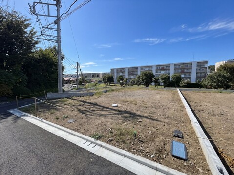 建物前の整地された敷地と前面道路