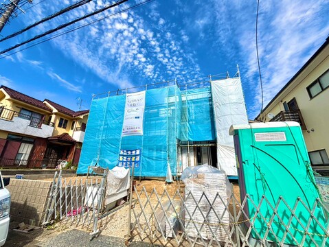 建物外観とフェンス、前面道路の様子
