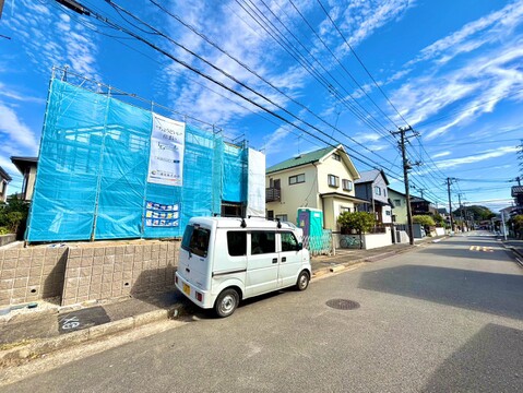 前面道路と建物外観、駐車スペースの様子