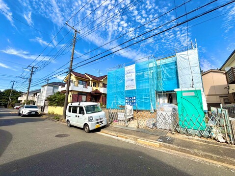 道路沿いに建つ建物の外観