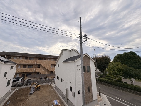 建物外観と周辺の道路・住宅を望む景観