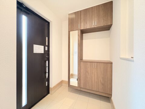玄関ホールに収納を備えた室内