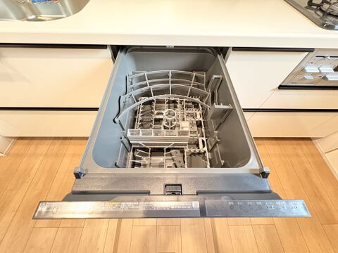 キッチン下部に設置された食器洗い乾燥機