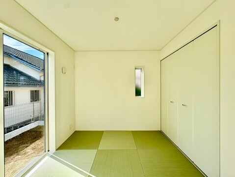緑色の床が特徴的なシンプルな室内