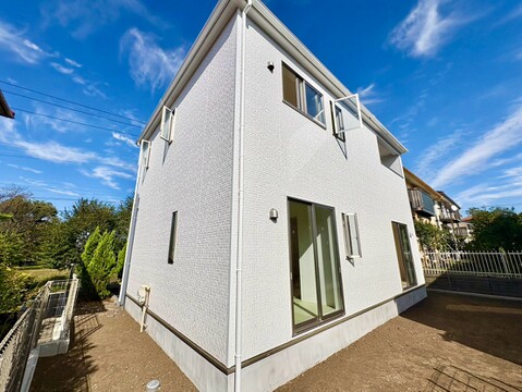 白い外壁の2階建て住宅、窓とテラスを外観から確認