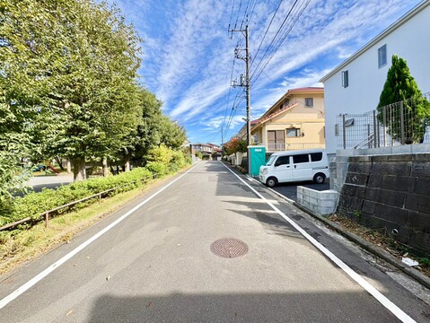建物沿いの舗装道路と周辺の街並み