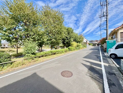 前面道路と緑のある周辺環境