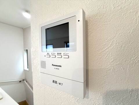 壁面に設置されたモニター付きインターホン