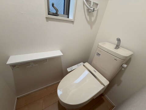 窓のあるトイレ空間