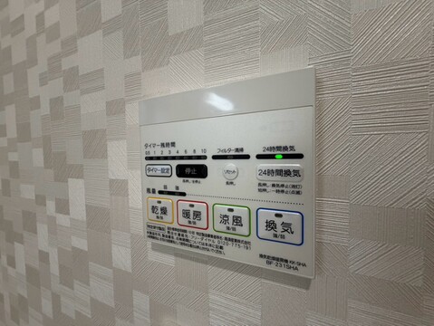 壁面に設置された設備案内パネル
