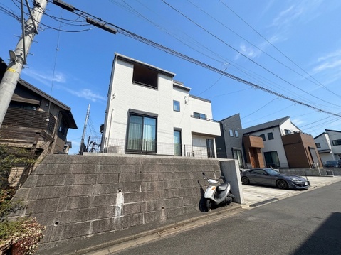 道路に面した戸建て住宅の外観