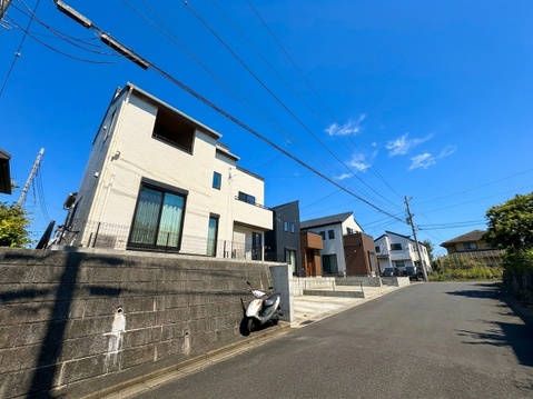 住宅の外観と前面道路