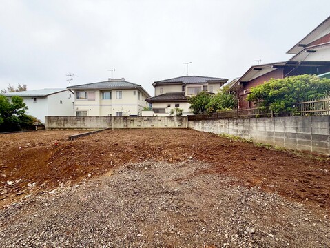 住宅街に囲まれた整地前の土地
