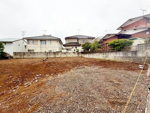 周囲に住宅が見える更地