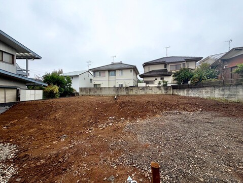 住宅地に囲まれた整地前の土地