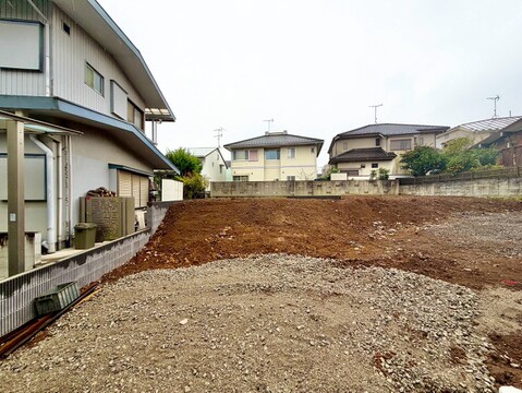 整地された更地と周辺住宅の様子