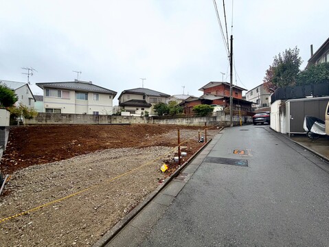 住宅地の前面道路と整地された敷地