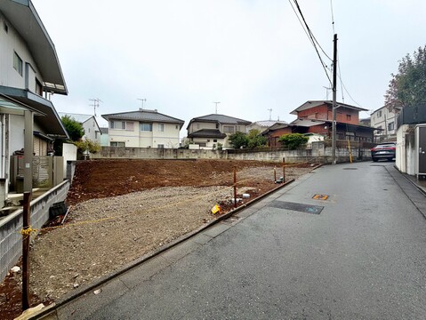 雨天の住宅街に面した整形地