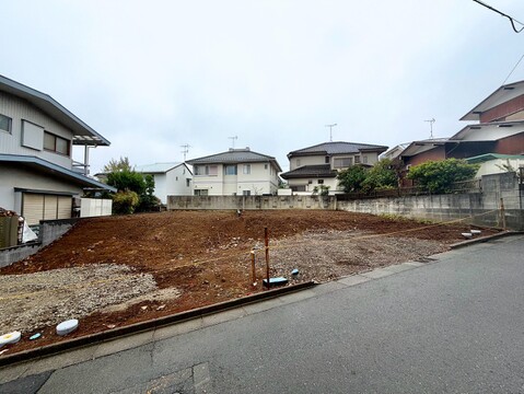 住宅街に面した整地前の土地