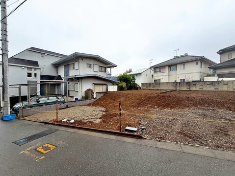 住宅街に面した整地前の敷地