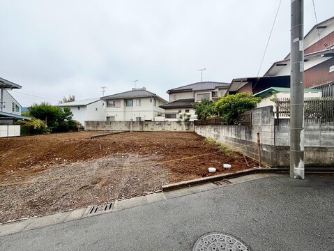 住宅地にある更地と周辺の戸建て